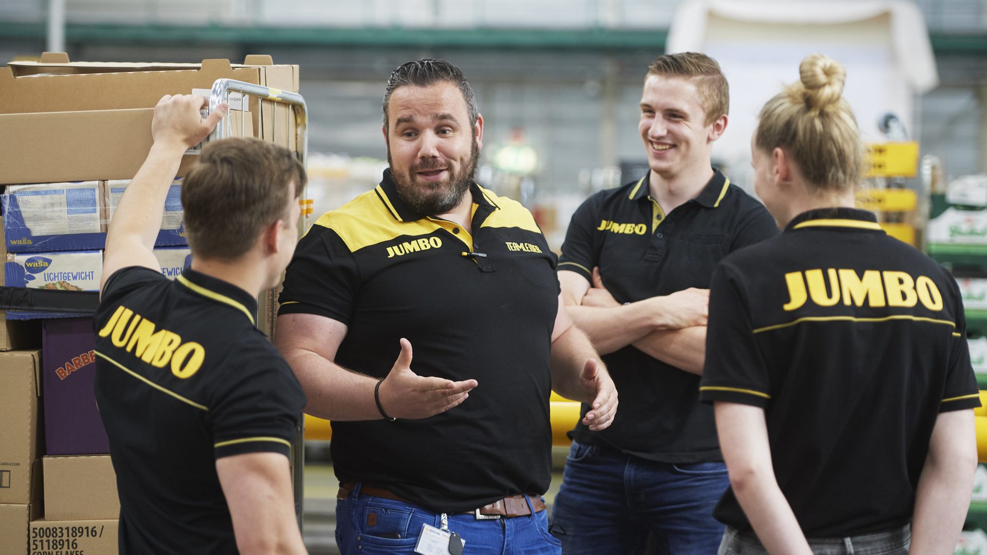 De Jumbo distributiecentra zorgen ervoor dat de winkels vol liggen met boodschappen.