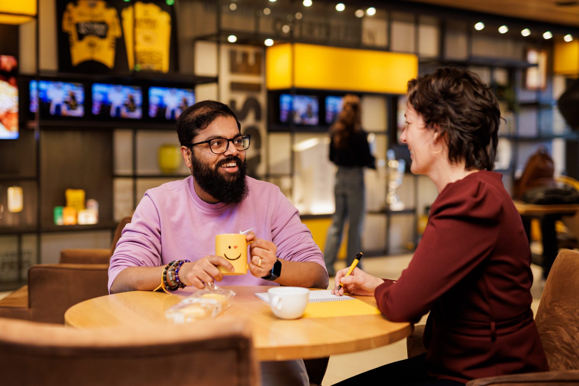 Man wordt met blije knipoog mok wordt geinterviewd