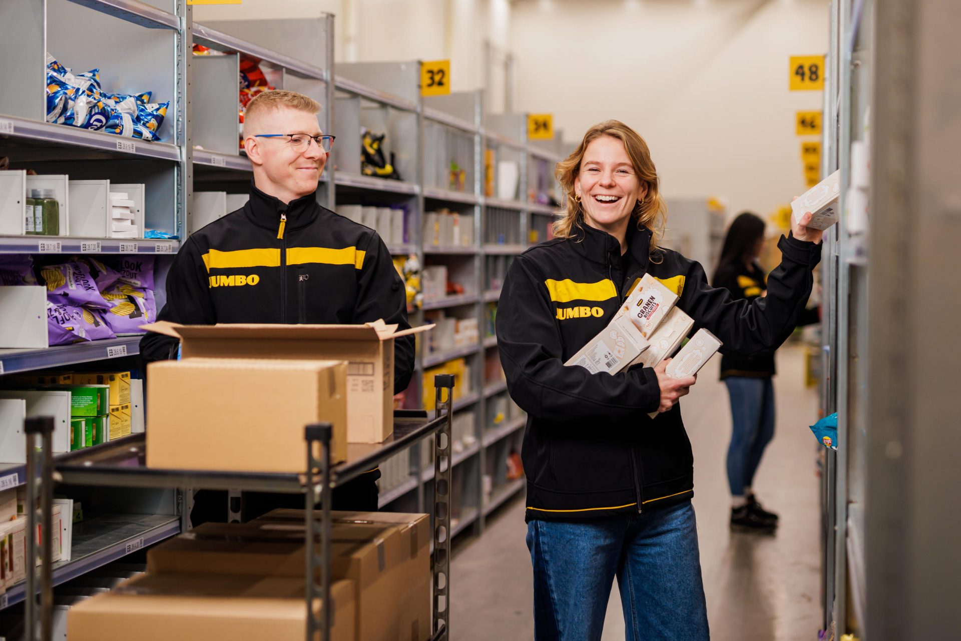 Twee medewerkers in het Jumbo magazijn